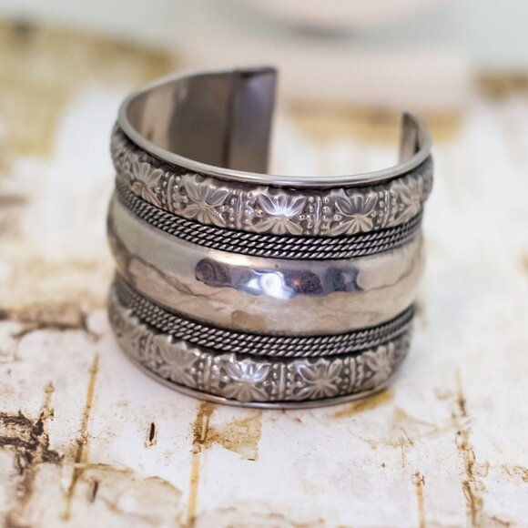 7 inch, Vintage Silver Tone Floral Beautiful Thick Cuff Bracelet - BX9 - Picture 1 of 3